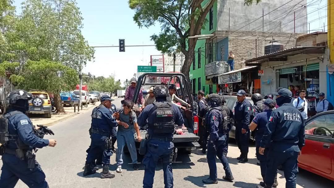 Quetzalcoaltl (@quetzalcoaltl1) on Twitter photo La 4T de <a href="/salomonj/">Salomón Jara Cruz</a> ejecuta limpieza social en la Central de Abastos de Oaxaca: levantan sin consentimiento a personas sin techo y con adicciones, las trasladan al cuartel y las criminalizan en medios como “asaltantes”.
<a href="/fernandeznorona/">Fernández Noroña</a>
<a href="/Claudiashein/">Claudia Sheinbaum Pardo</a>
<a href="/azucenau/">Azucena Uresti</a>
<a href="/oscarbalmen/">Oscar Balmen</a> La 4T de <a href="/salomonj/">Salomón Jara Cruz</a> ejecuta limpieza social en la Central de Abastos de Oaxaca: levantan sin consentimiento a personas sin techo y con adicciones, las trasladan al cuartel y las criminalizan en medios como “asaltantes”.
<a href="/fernandeznorona/">Fernández Noroña</a>
<a href="/Claudiashein/">Claudia Sheinbaum Pardo</a>
<a href="/azucenau/">Azucena Uresti</a>
<a href="/oscarbalmen/">Oscar Balmen</a>