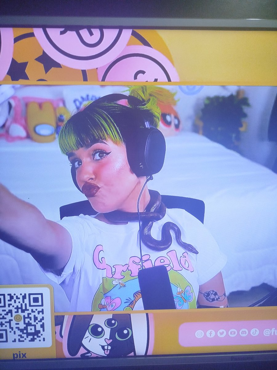 Kleber1112627's tweet photo. "Sua streamer é normal ?" 
Sim sim super
(Corta pra ela com uma cobra no pescoço https://t.co/sWzZ9iAyH2