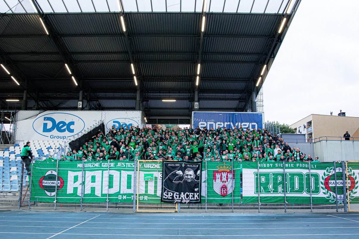 Radomiak_Radom's tweet photo. Dziękujemy za Wasze dzisiejsze wsparcie w Mielcu i do zobaczenia na ostatnim meczu sezonu z Motorem 🤜🏻🤛🏻
#STMRAD https://t.co/H5PU5LnN7E
