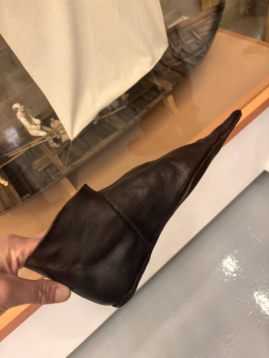 One for my archaeological shoe catalogue- and from a ship: the #TheNewportMedievalShip in Wales- so narrow and dainty!