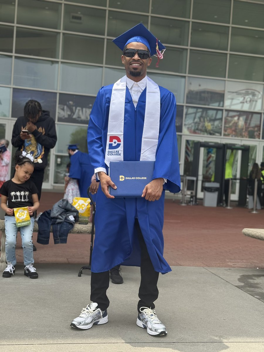DezScott_'s tweet photo. With every reason to quit I kept going and prevailed this just the beginning I’m far from finished.  Thank you God! 🙏🏽🍾🍾🍾🍾👨🏽‍🎓👨🏽‍🎓#LlVS #M19 https://t.co/8Tvpn76an7