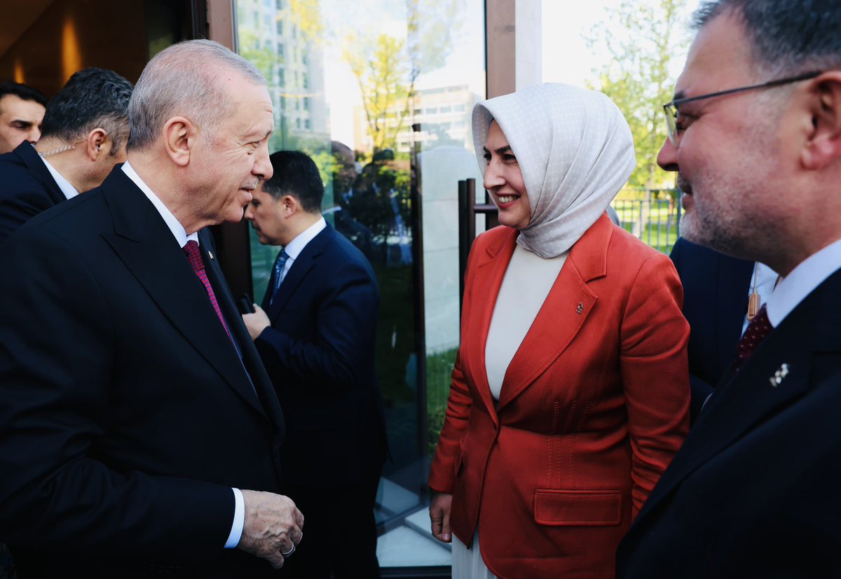 pinarozen76's tweet photo. “Teşkilat Akademisi ve Liderlik Okulu’ programındaki hitaplarının ardından, İl Başkanımız Sayın @Bilalsaygili ile birlikte Genel Başkanımız ve Cumhurbaşkanımız Sayın @RTErdogan ile bir araya gelme fırsatı bulduk. İlçemizin coğrafi işaretli Çeşme Damla Sakızını kendilerine takdim ettim. Nazik kabulleri ve yoğun çalışma temposu içinde bizlere kıymetli vakitlerini ayırdıkları için Sayın Cumhurbaşkanımıza teşekkür ediyor, şükranlarımı sunuyorum. Sayın Cumhurbaşkanımızın tüm Çeşmeli hemşehrilerimize selamları var.
@Akparti 
@akpartiizmir 
@cesmeakparti
