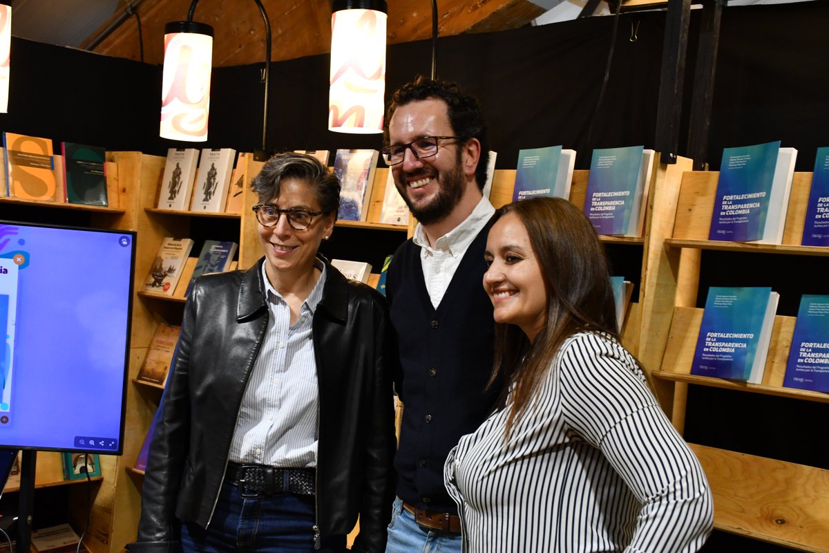 GobiernoUAndes's tweet photo. En la #FILBo2025, la Escuela de Gobierno lanzó Fortalecimiento de la transparencia en Colombia y celebró el primer aniversario de Política en el plato. Dos eventos clave para reflexionar sobre transparencia y política alimentaria.
🔗 https://t.co/cv7kxfCjli