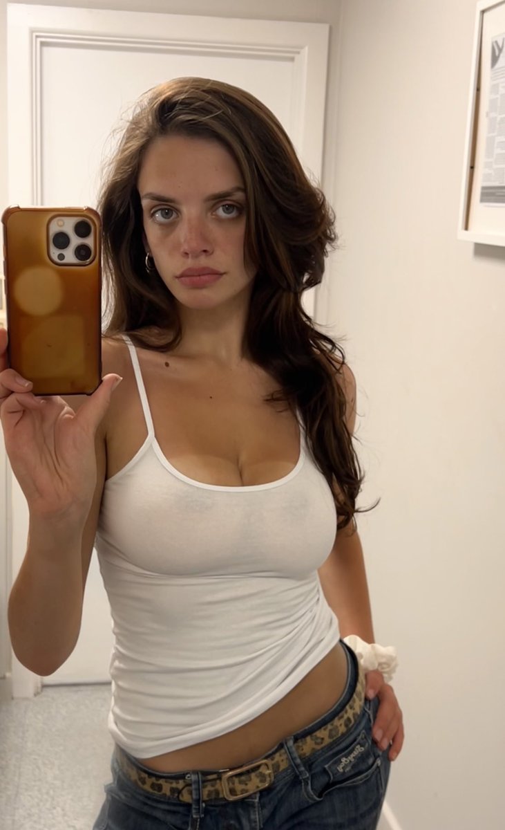 lispbiftatits's tweet photo. Don’t ask me to hold my phone or tan like a normal person https://t.co/PYtOZlBmKA