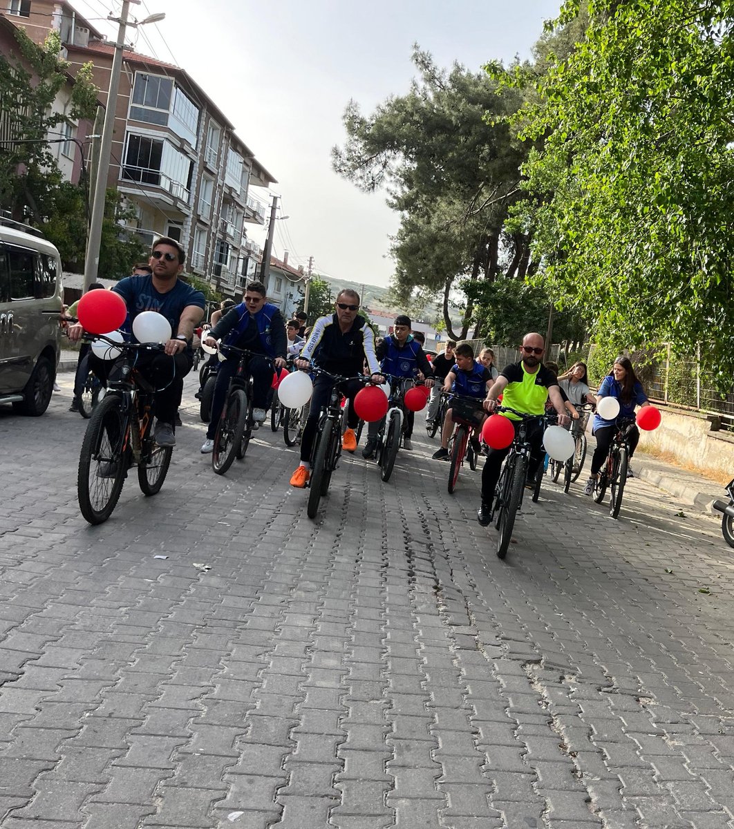GSB_KulaGM's tweet photo. İki teker, sonsuz enerji!

Gençlik Haftası’nda pedal çevirdik, yollar kısaldı, bağlar güçlendi!
Spor var, eğlence var, gençlik zaten hep var!

#GençlikHaftası 
#BisikletTuru 
#GSBKulaGençlikMerkezi https://t.co/4NlJlM1Wke