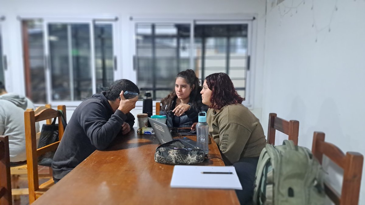 provincia1270's tweet photo. #Ahora en #LaSiestaEsSagrada💤llega la #TriviaMusical desde la Facultad de Artes de la @unlp.
👉Se enfrenta el equipo de @RisoBalvidares vs el equipo de @marita1270. Los ganadores se llevan alfajores de la fábrica platense 'Monje Negro'.
💻https://t.co/jKejIHcpvt https://t.co/14fWi0Ezh6