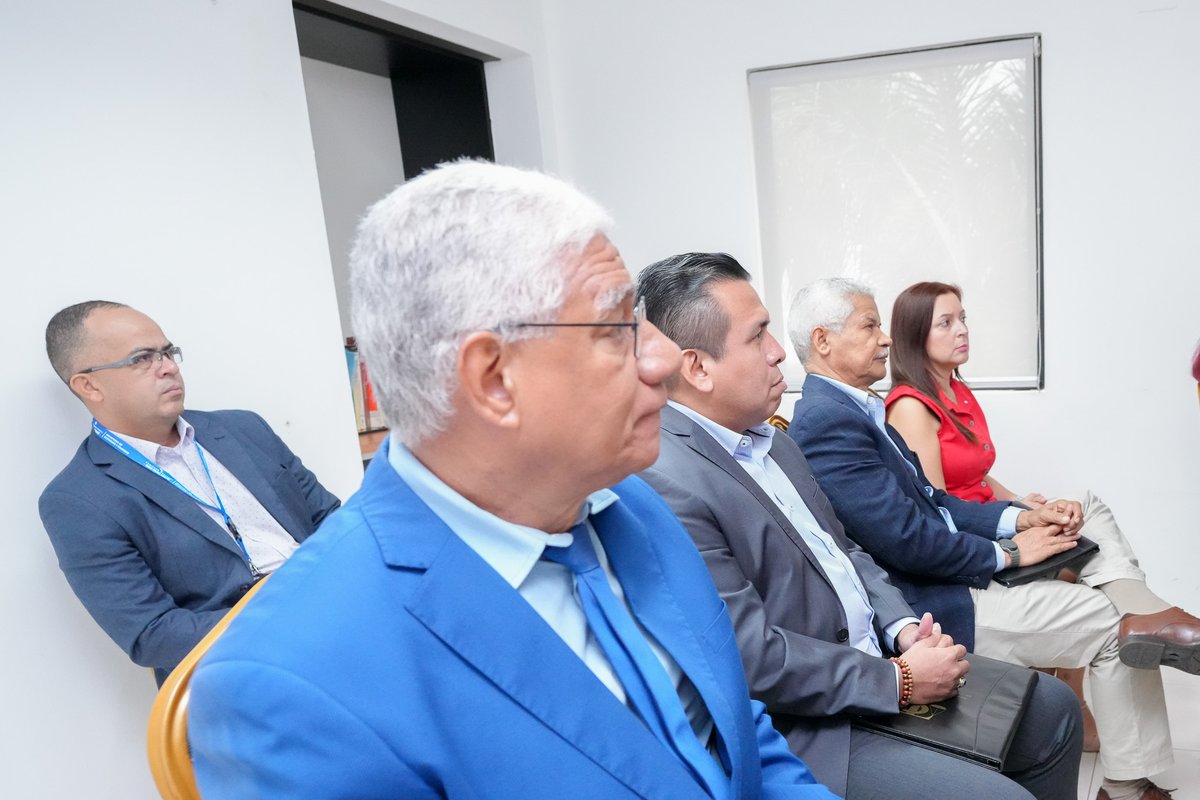 Auditores y Contadores del TC, recibieron hoy la conferencia "El Rol del Contador Público Autorizado", con la ponencia del Lic. Euribiades Cano, Jefe de Auditoría Interna del MEF, en el marco de la celebración del Día del Contador, a celebrarse mañana 17 de mayo en Panamá.