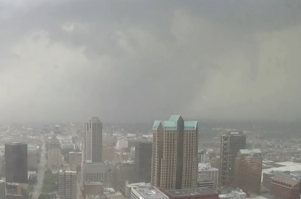 BIG TORNADO MIGHT BE VISIBLE IN STL SUBURBS FROM THE ARCH LIVESTREAM #MOWX