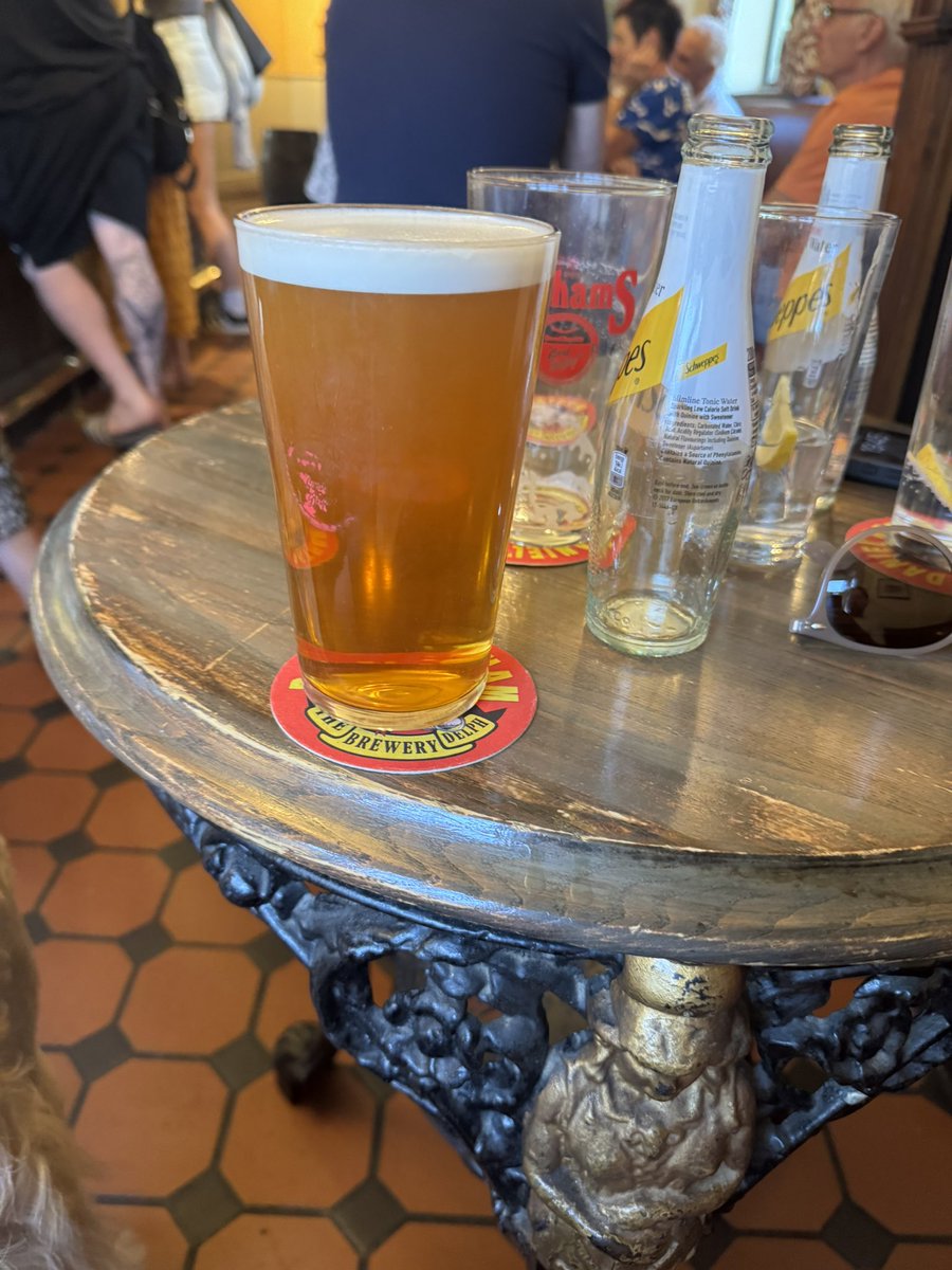 jonpog's tweet photo. @thebathams Tried twice!! First one I forgot and guzzled it down, second one no B to split.
Anyway what a boozer the New Inns is, lovely atmosphere with beautiful blackcountry folk enjoying a friday night!!!
#SplitTheB Better luck next time 😂👍 https://t.co/fjsziCgwro