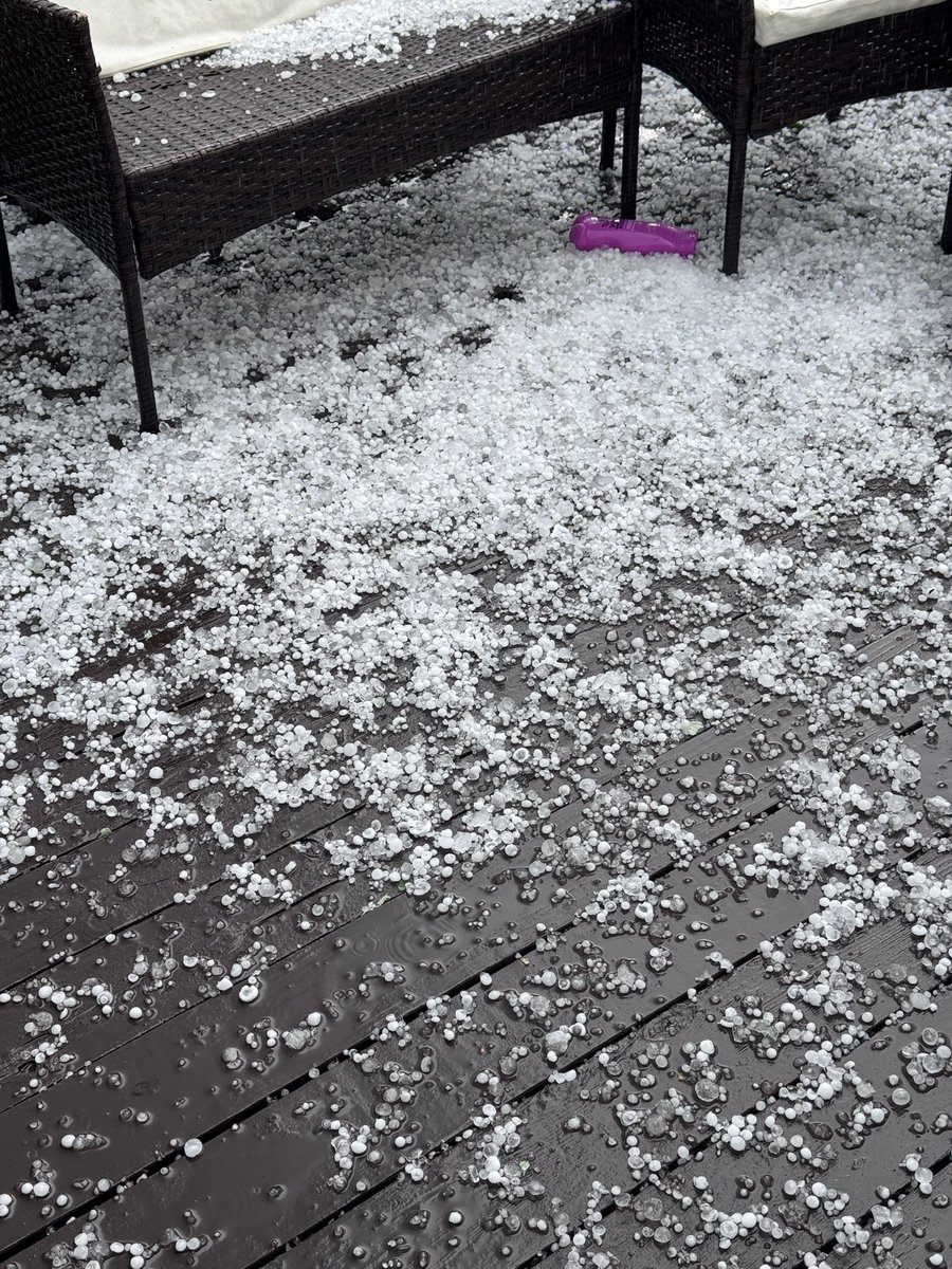 venuchenchu's tweet image. Friday fun took a frosty twist ❄️⛈️🌨️
Nature’s surprise hailstorm turned the yard into an ice rink! 

#HailStorm #SpringSurprise #WeatherTwist #USA