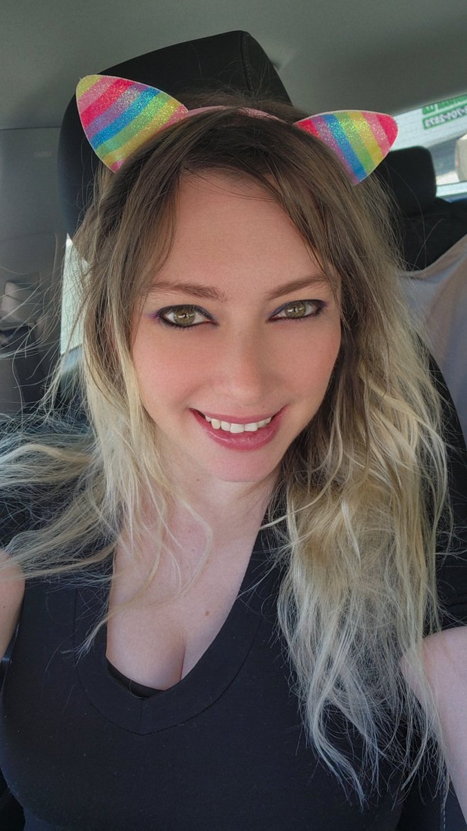 PixiVale's tweet photo. Long weekend ahead Kittens. We will have to catch up next week 😘 https://t.co/yyIH8AiNbL