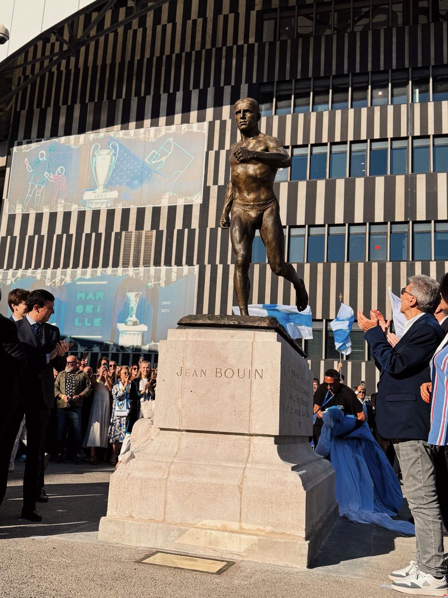 Aujourd'hui, nous étions présents pour le dévoilement des statues de Bernard Tapie et Jean Bouin au stade Vélodrome. 🧡

Un moment historique !