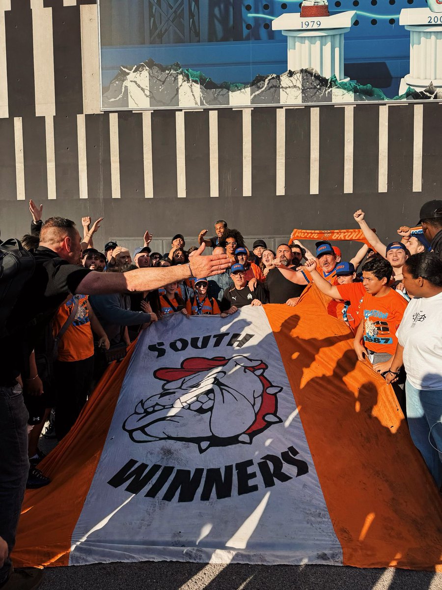 Winners1987's tweet photo. Aujourd'hui, nous étions présents pour le dévoilement des statues de Bernard Tapie et Jean Bouin au stade Vélodrome. 🧡

Un moment historique ! https://t.co/S6K4Efbm87