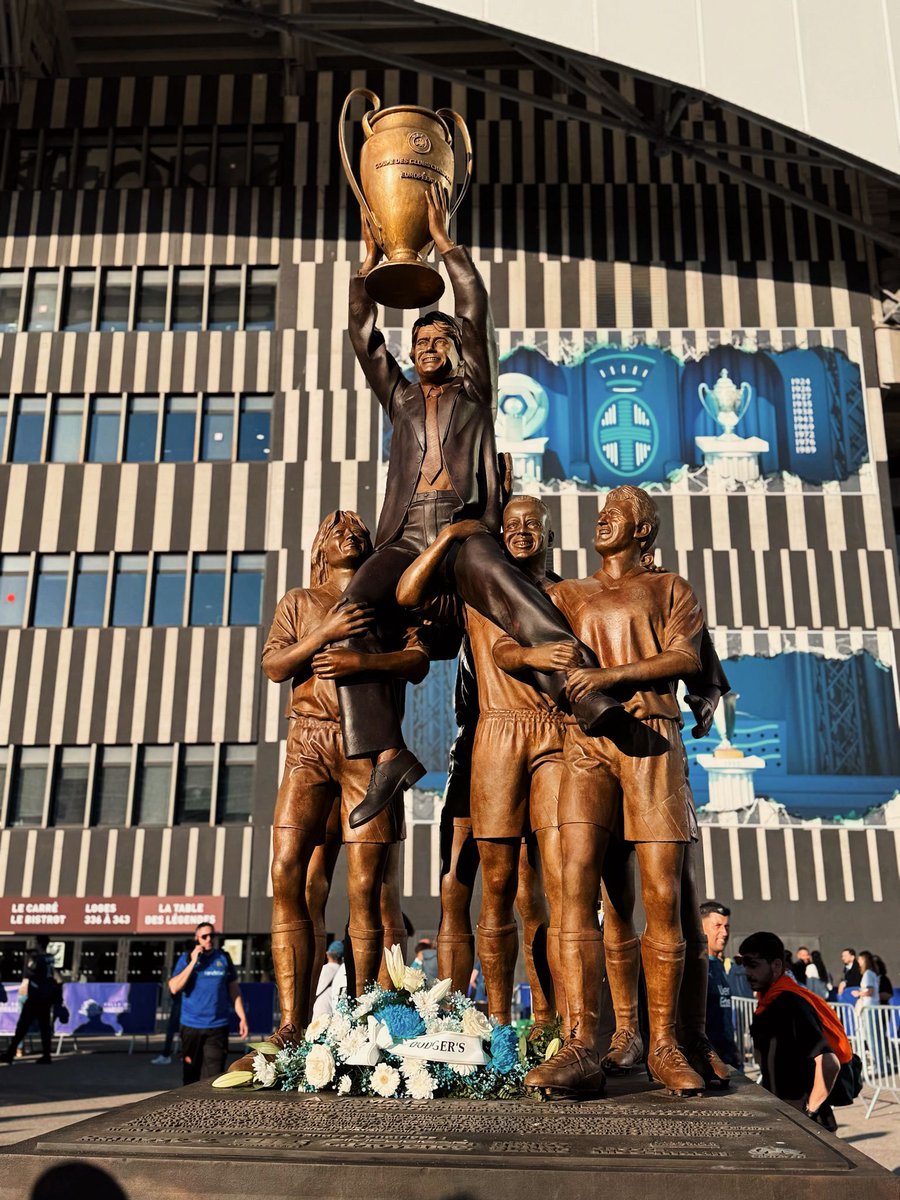 Winners1987's tweet photo. Aujourd'hui, nous étions présents pour le dévoilement des statues de Bernard Tapie et Jean Bouin au stade Vélodrome. 🧡

Un moment historique ! https://t.co/S6K4Efbm87
