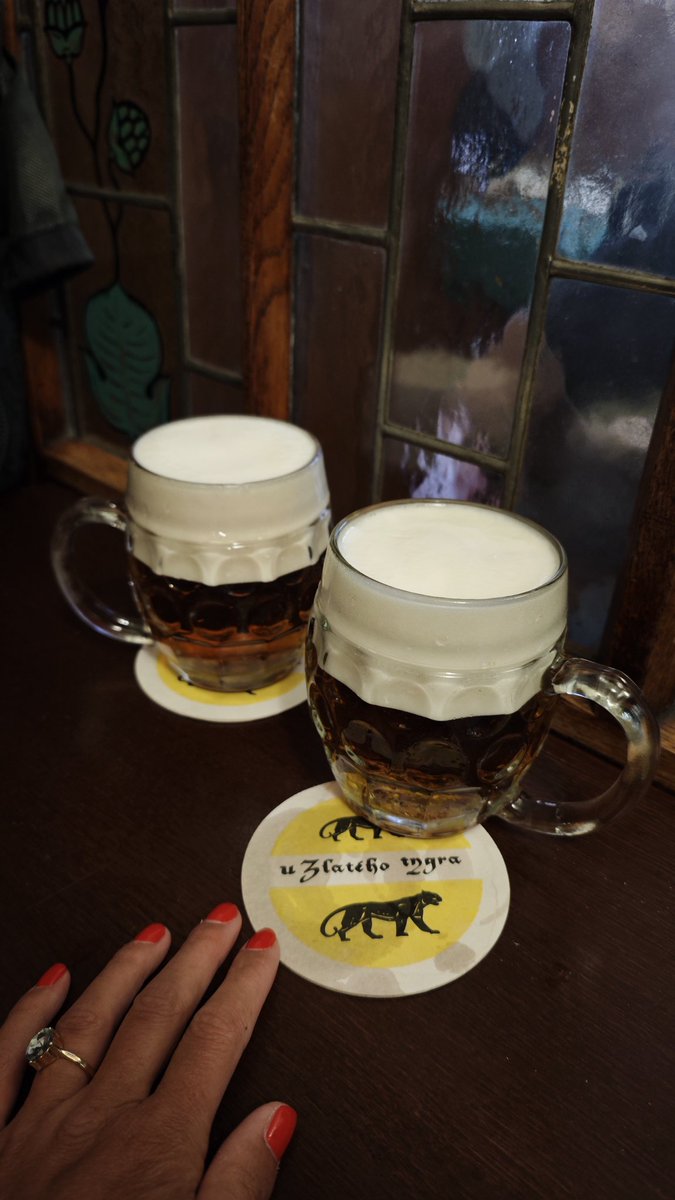N_Cokolada's tweet image. Jeden tady neví, kam dřív skočit!
#uhrocha
#uzlatehotygra
#plzenskajelinkovapivnice