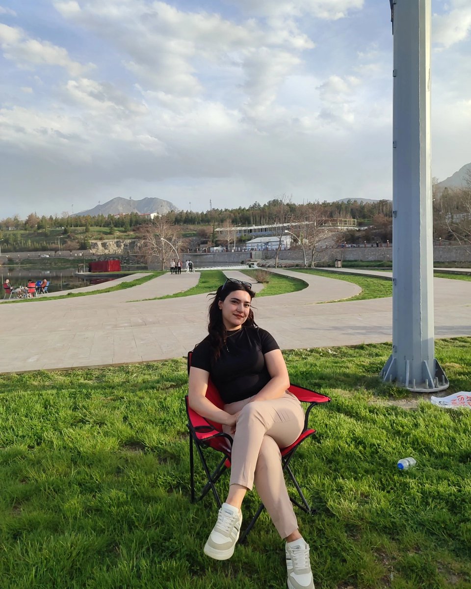 Bir bahçe iki sandalye birde sen..