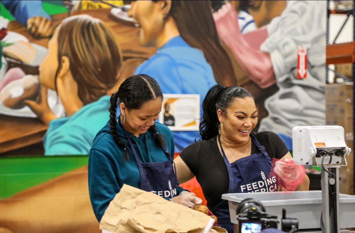 ACFB's tweet image. We’ve watched @EgyptSaidSo and @DJFADELF houses into homes—now watch them help build stronger communities, too! Thank you for volunteering at the Food Bank and supporting our mission to end hunger in ATL. Catch their visit in a special episode of Married to Real Estate on @HGTV!
