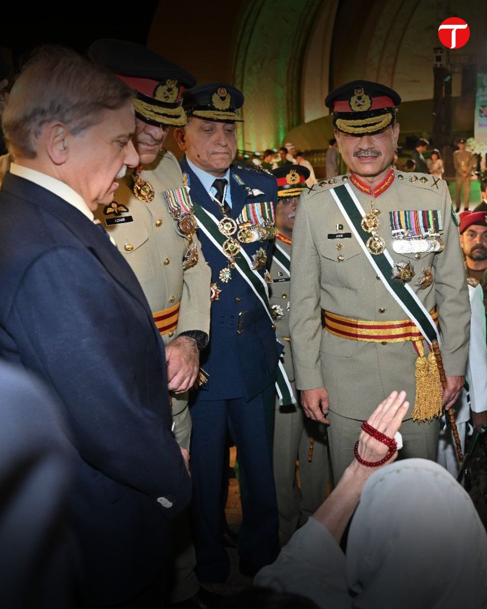 etribune's tweet photo. Youm-e-Tashakur was observed nationwide to commemorate the historic victory of Marka-e-Haq and pay tribute to the valiant armed forces and people of Pakistan.

Photo courtesy: ISPR

#etribune #YoumETashakur #Gratitude #PeaceAndPride #news #latest https://t.co/Q91FzCo9ML