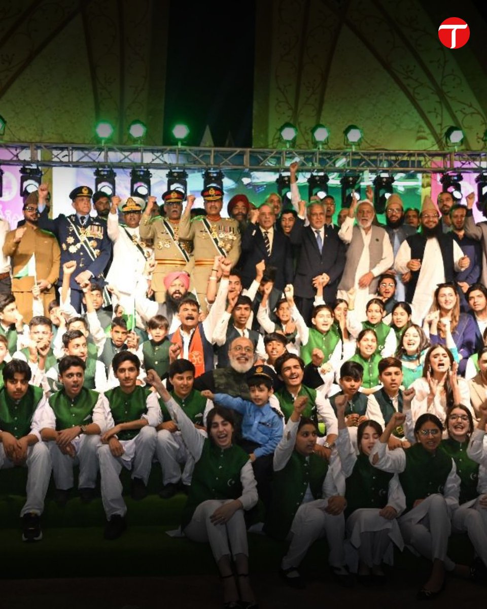 etribune's tweet photo. Youm-e-Tashakur was observed nationwide to commemorate the historic victory of Marka-e-Haq and pay tribute to the valiant armed forces and people of Pakistan.

Photo courtesy: ISPR

#etribune #YoumETashakur #Gratitude #PeaceAndPride #news #latest https://t.co/Q91FzCo9ML