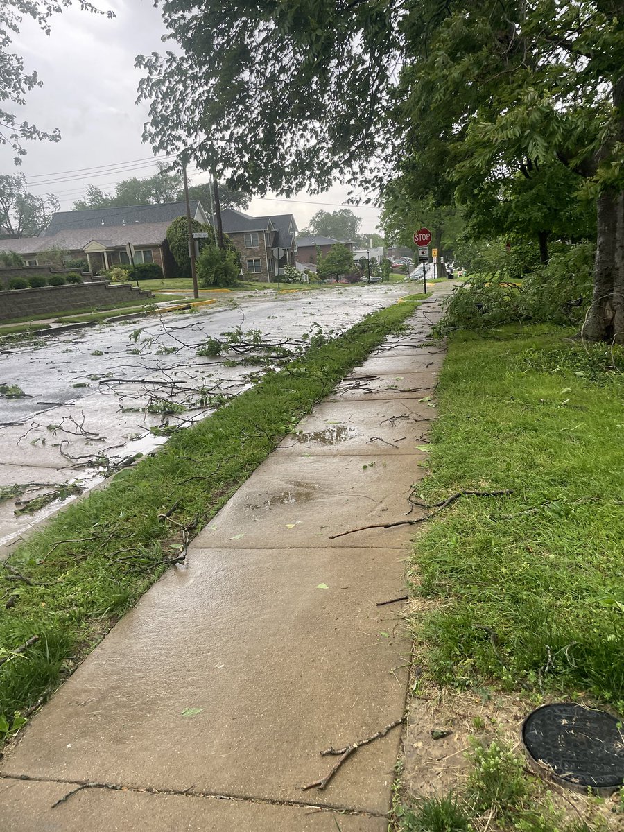 UneTablePourUne tweet media