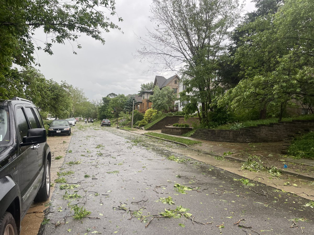 UneTablePourUne tweet media