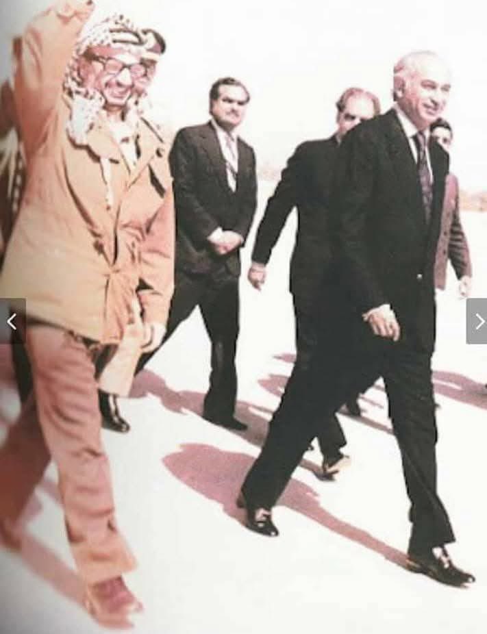sajidusmani787's tweet photo. اکتوبر 1973 میں رمضان کے دن تھے، اسرائیل فلسطینیوں پر قہر ڈھارہا تھا، پاکستان کے وزیراعظم ذوالفقار علی بھٹو نے غیرمعمولی فیصلہ کیا اور پاک فضائیہ کے 16 تربیت یافتہ پائلٹوں کو اسرائیل سے جنگ کے لئے روانہ کردیا-

یہ مشن انتہائی خفیہ تھا، پائلٹوں کو بتادیا گیا تھا کہ اگر وہ شہید ہوگئے یا گرفتار ہوگئے تو پاکستانی حکومت ان کی ذمہ داری نہیں لے گی، وزیراعظم ذوالفقار علی بھٹو نے صدام حسین کو اعتماد میں لیا، حافظ الاسد کو بھی ذوالفقار علی بھٹو اپنا پورا منصوبہ سمجھاچکے تھے، پاکستانی پائلٹ پہلے خفیہ طریقے سے بغداد پہنچے، پھر انہیں انتہائی رازداری سے دمشق میں واقع دمیر  نامی فوجی ہوائی اڈے منتقل کیا گیا، 16 میں سے آٹھ پاکستانی جانباز مصر روانہ ہوگئے۔

شام کی فضائی فوج نے ذوالفقار علی بھٹو کی جانب سے خفیہ مشن پر بھیجے گئے پاکستانی آرمی کے دستے کو 67 اے اسکواڈرن کی پہچان دی اور وزیراعظم پاکستان کے فیصلہ لینے کے ٹھیک 36ویں گھنٹے میں پاک فضائیہ کے پائلٹ پرانے روسی جہازوں مگ 21 ایف 13 کے کاک پٹ میں بیٹھے ہوئے تھے-

دمشق شہر کو اسرائیل کے جدید میراج تھری اور ایف فور پینتھم جہازوں نے بمباری کرکے تباہ کردیا تھا، کسی بھی غیرمتوقع صورت حال سے نمٹنے کے لئے 32 جہازوں پر مشتمل اسرائیلی ہوائی دستہ طبریا جھیل اور بحرِمردار کے چکر کاٹ رہا تھا، پاکستانی پائلٹوں کے جہاز پرانے اور خستہ تھے، فیول کی گنجائش بھی صرف 30 منٹ کے لئے تھی، انٹیلی جنس معلومات نہ ہونے کے برابر تھیں، بھارتیوں کو اس پیشرفت کا علم ہوگیا، بھارتی فوجی پاکستانی پائلٹوں کو گرانے کے لئے اسرائیلی فوج کے معاون بن گئے، صورت حال انتہائی کشیدہ ہوچکی تھی-