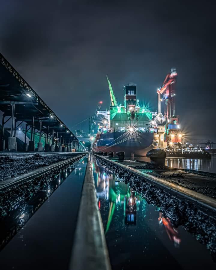 RaBeArt's tweet photo. Harbour vibes, Rotterdam. Photographer: Patrick van Dijk. Reflectionist.
#photo #PatrickVanDijk #Rotterdam #IndustrialArt #harbour #Reflectionist #streetphotography #urban https://t.co/73tNdjPsOJ