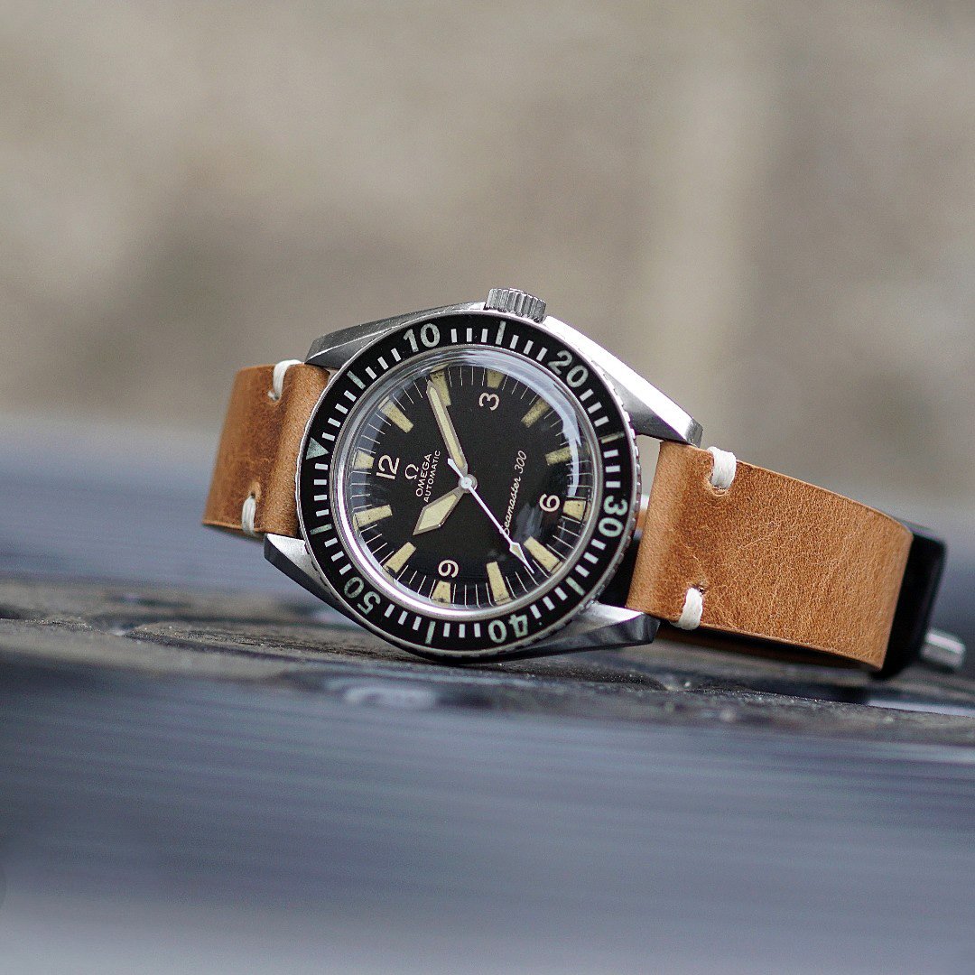 BandRBands's tweet photo. TGIF 🍻
.
⌚ vintage Omega Seamaster 300
Strap: Natural Dublin Horween Classic Vintage.
.
https://t.co/wEdh36f7kN https://t.co/YeeYkyjdSe