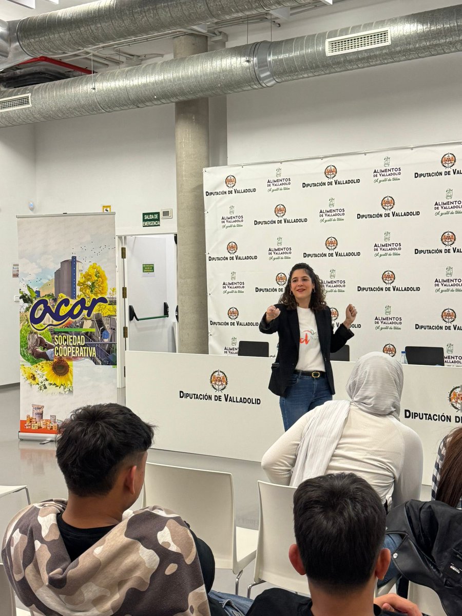 👧🧁 ¡Aprender jugando también es dulce! 🧁👦
Hoy los más pequeños han disfrutado del taller infantil de nutrición en #Dulcería2025, organizado por Alimentos de Valladolid y <a href="/ACOR_es/">ACOR</a> 

🍭 Han descubierto:
✔️ De dónde sale el azúcar
✔️ Cómo se fabrica
✔️ Cuánta cantidad es