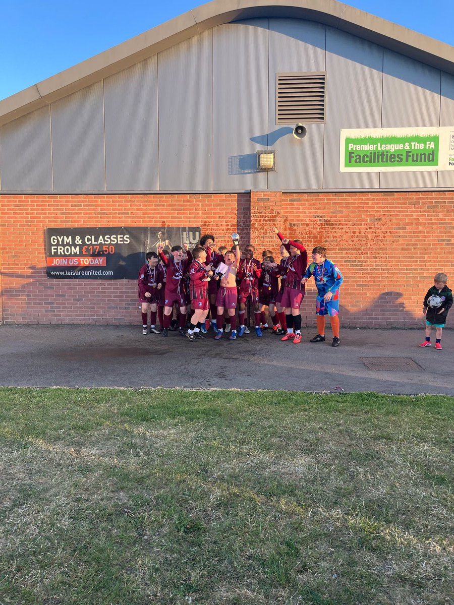 WarnerSpartans's tweet image. What an end to the Friday night floodlight League! On the brink of folding in September until the @Liverpool_CFA @MarkHorlick stepped in and put a league together for teams at the same ability as us. We only went on to win the league being 2 points behind on the last game!! 🍾