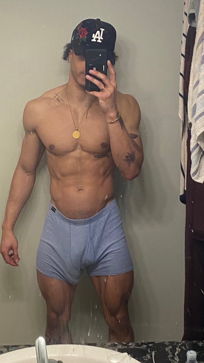melanin_dick's tweet photo. Three strong legs https://t.co/1x2PphAzyY
