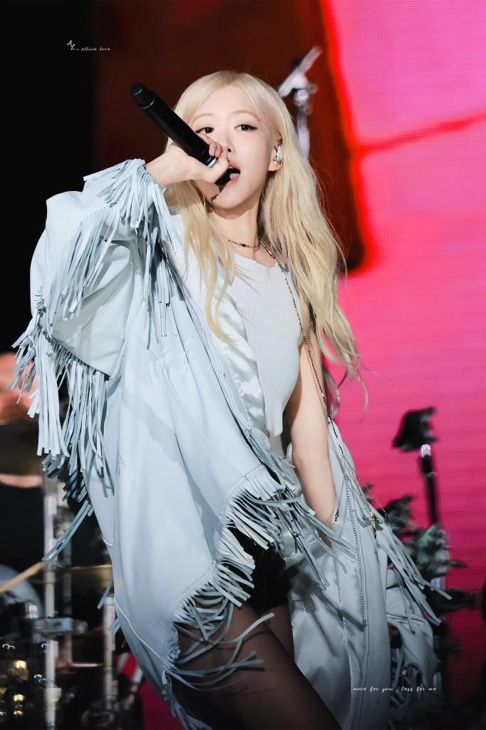 hourly rosé tweet media