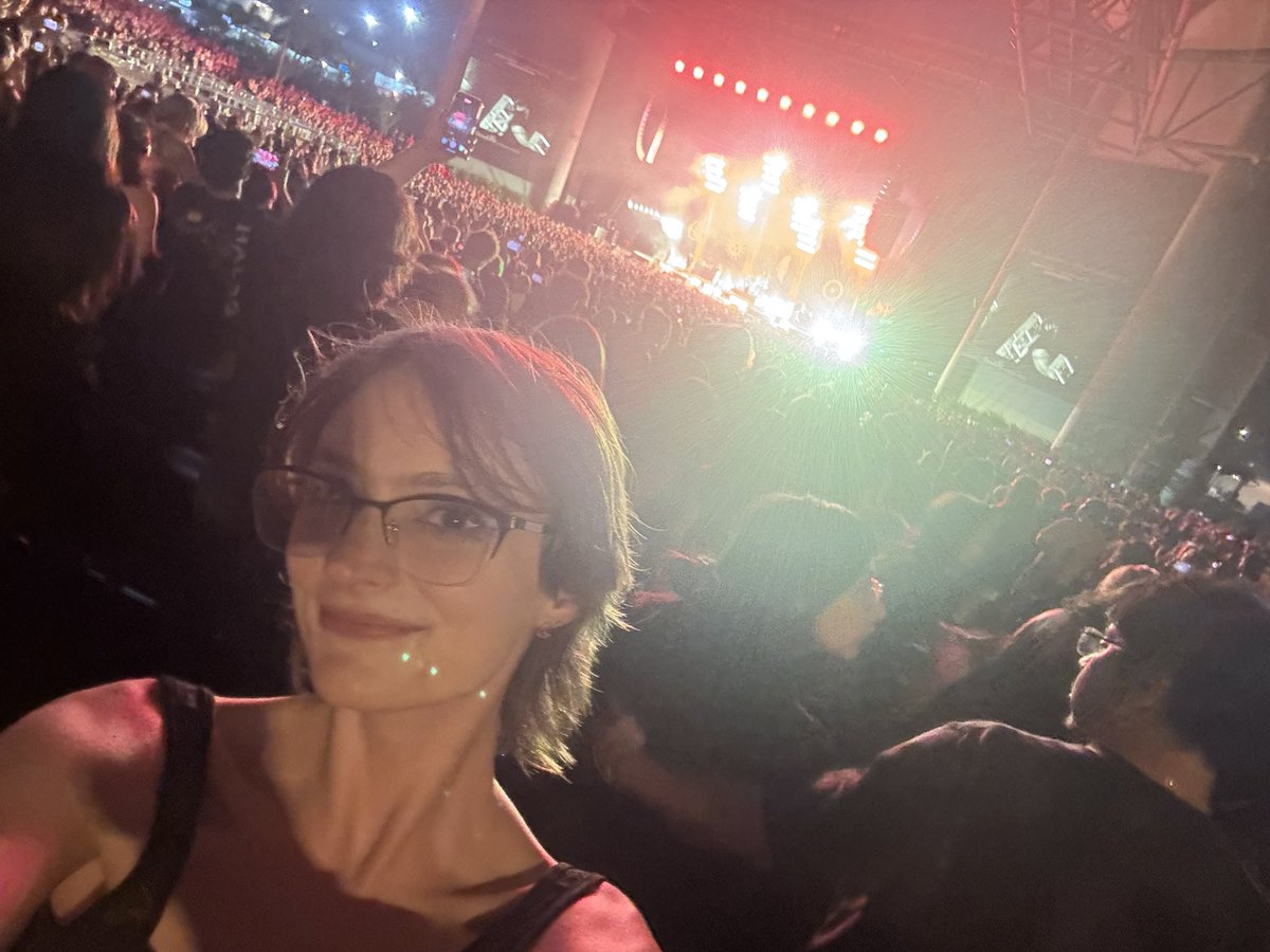 LuminovaTwt's tweet photo. best night of my life! https://t.co/p7XtIVHPnD