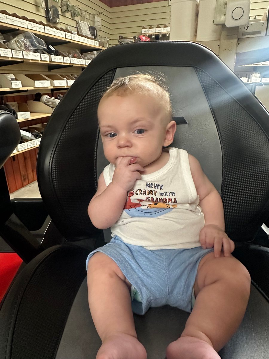 HolgateImpSales's tweet photo. Our 6th Generation Salesman, Rowan at Northwest Ohio's Oldest Family Farm Equipment dealer, Holgate Implement Sales, on trying to decide between the Front-mount deck of the #Grasshopper mower or the Ease of use of the Joystick controls of the #CountryClipper Mowers? 🤔 https://t.co/Imu7SAMqL8