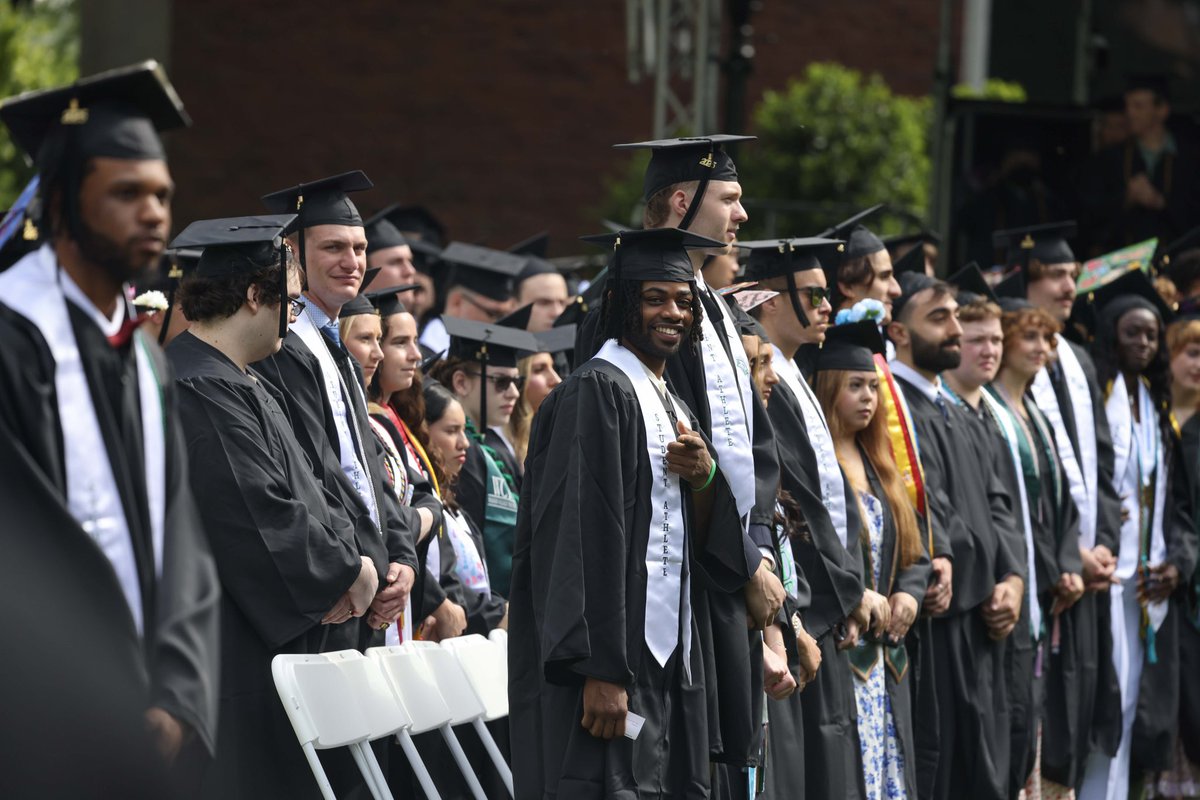 WagnerAthletics's tweet photo. SEAHAWKS WIN!!!🎓
#WagnerGrad | #LetsFly https://t.co/9OfvnZ3Vrf