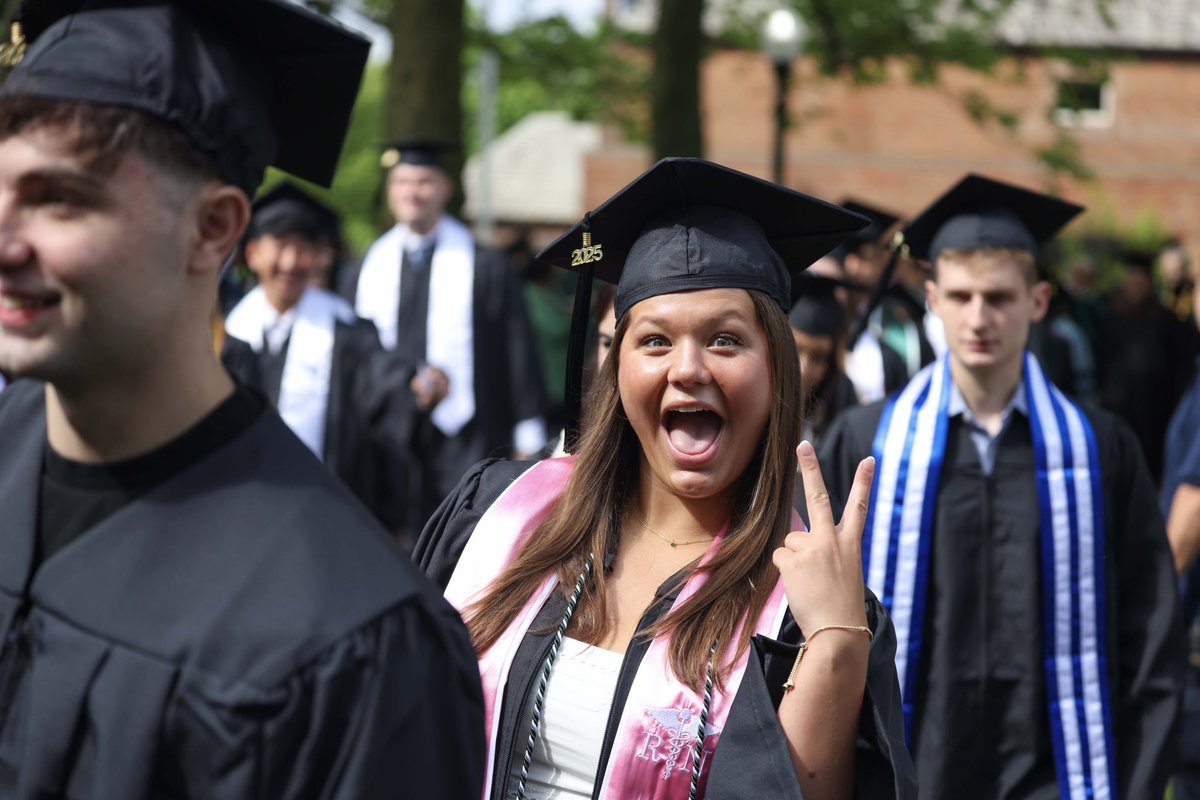 WagnerAthletics's tweet photo. SEAHAWKS WIN!!!🎓
#WagnerGrad | #LetsFly https://t.co/9OfvnZ3Vrf