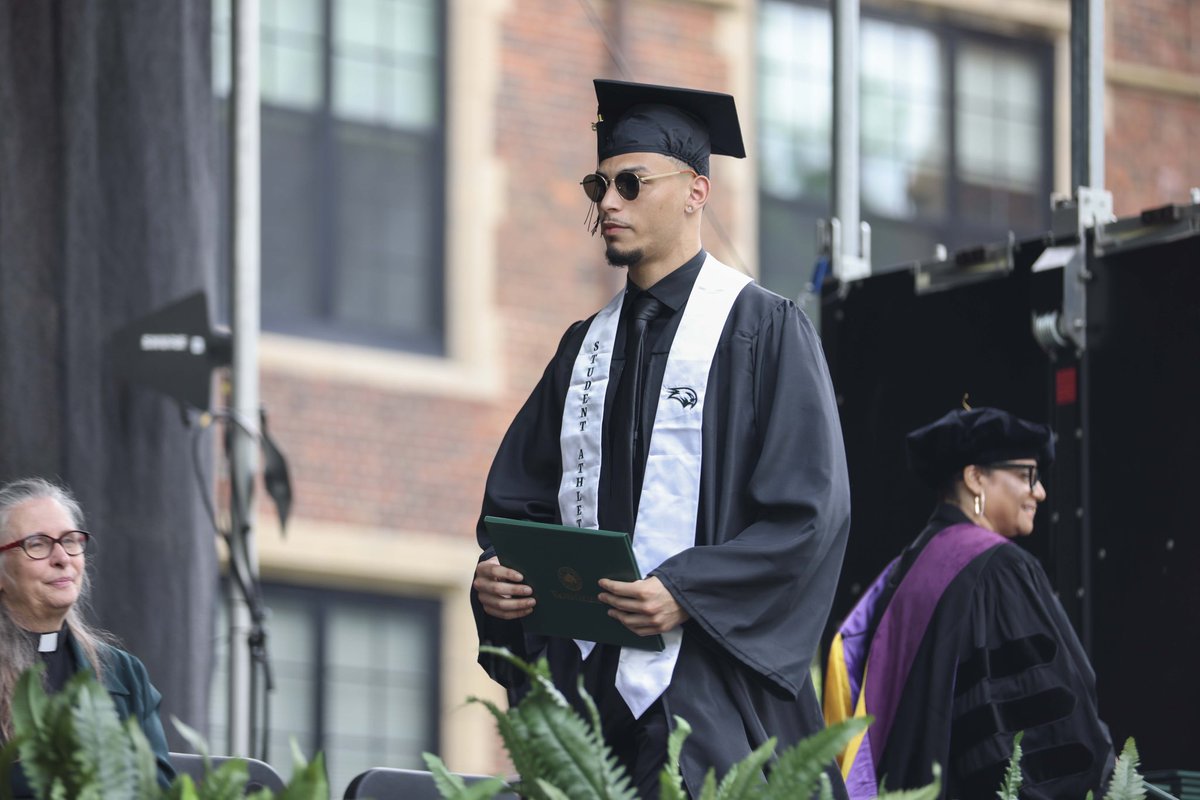 WagnerAthletics's tweet photo. SEAHAWKS WIN!!!🎓
#WagnerGrad | #LetsFly https://t.co/9OfvnZ3Vrf
