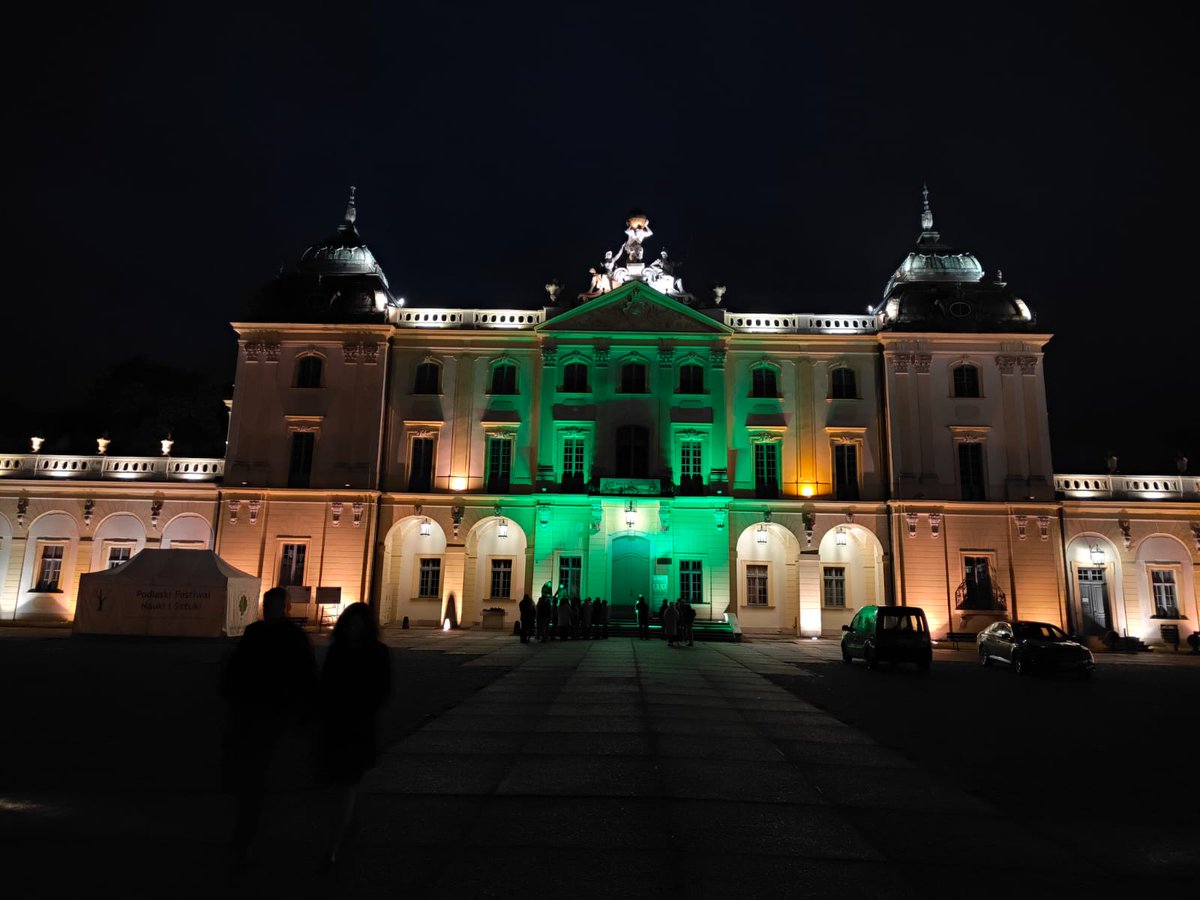 NFZ_Bialystok's tweet photo. Nocny ... mocny, zielony finał Międzynarodowego Dnia Celiakii w #Białystok 💚.
Pałac Branickich @UMB_Bialystok i siedziba #PodlaskiNFZ są dziś zielone na znak solidarności z osobami chorymi na #celiakia i na diecie bezglutenowej. https://t.co/91gKLeQNF7