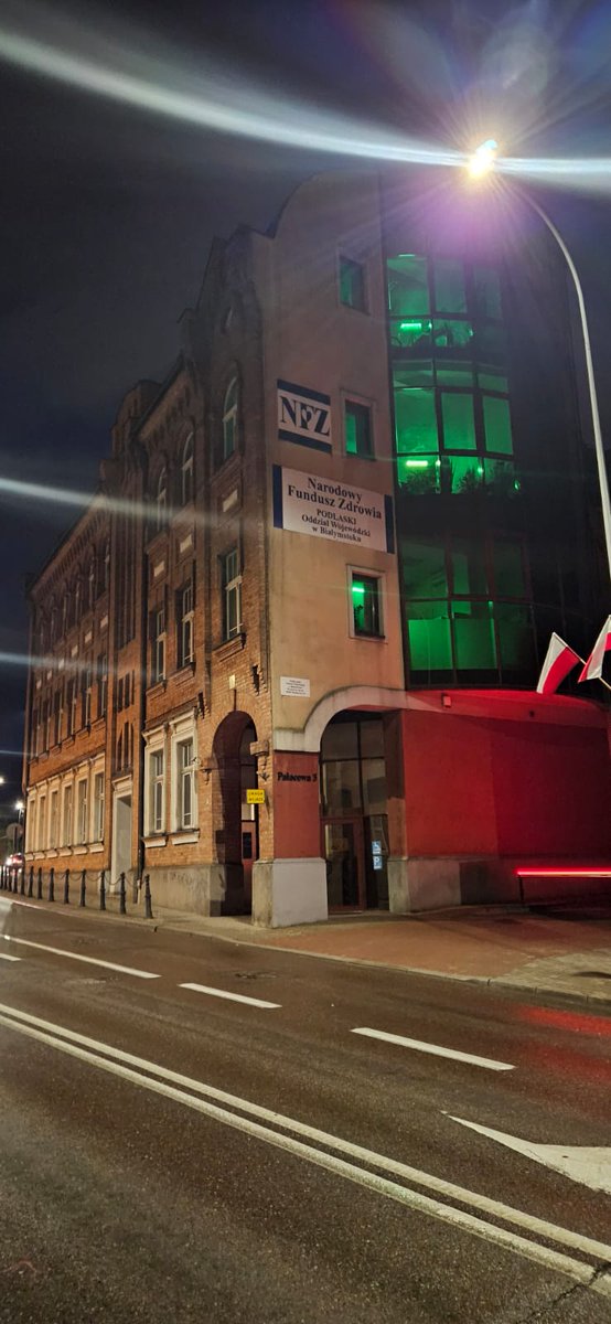 NFZ_Bialystok's tweet photo. Nocny ... mocny, zielony finał Międzynarodowego Dnia Celiakii w #Białystok 💚.
Pałac Branickich @UMB_Bialystok i siedziba #PodlaskiNFZ są dziś zielone na znak solidarności z osobami chorymi na #celiakia i na diecie bezglutenowej. https://t.co/91gKLeQNF7