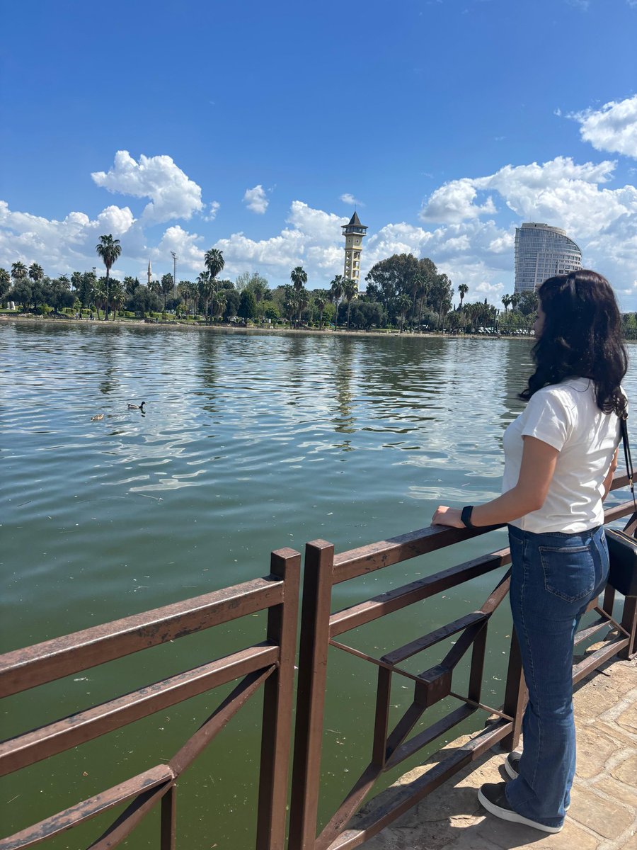 "Bir zamanlar içimizi kıpır kıpır eden şeyler, nasıl da sıradanlaşır bazen…
O ilk adım, o ilk bakış, o ilk heyecan… Zamanla alışkanlığa, sonra da sessizliğe dönüşür.
Ama belki de mesele heyecanı kaybetmek değil, onu beslemeyi unutmak."