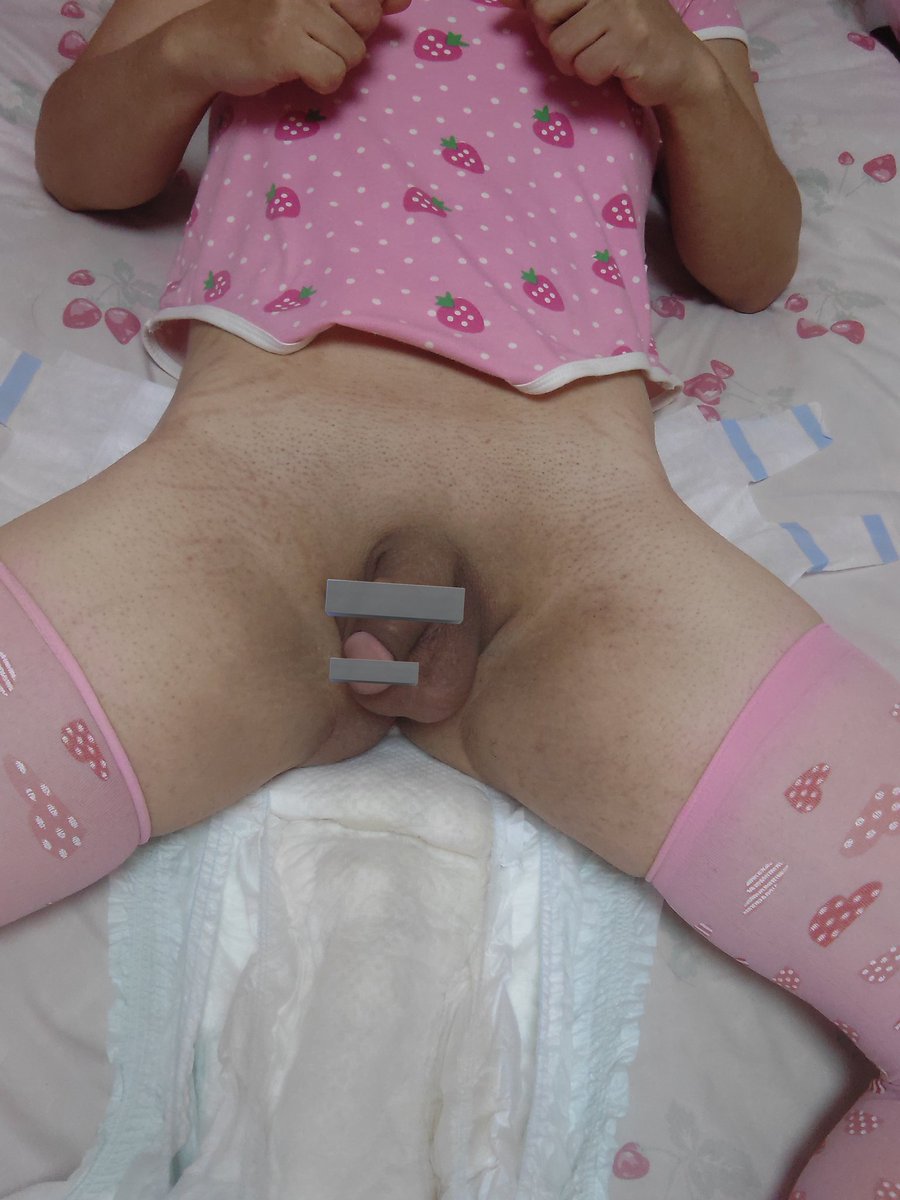 おはようございます
ポコちゃんの愛方です
本日のおねしょおむつ交換していきます
夜におむつ交換してぺちゃんこだったのに朝のおむつ見たらすごくパンパンに膨れていました
触ってもムニムニと柔らかく
たくさんおねしょ出ちゃったみたいですね
おむつもズッシリ重かったです
＃おむつ＃おねしょ