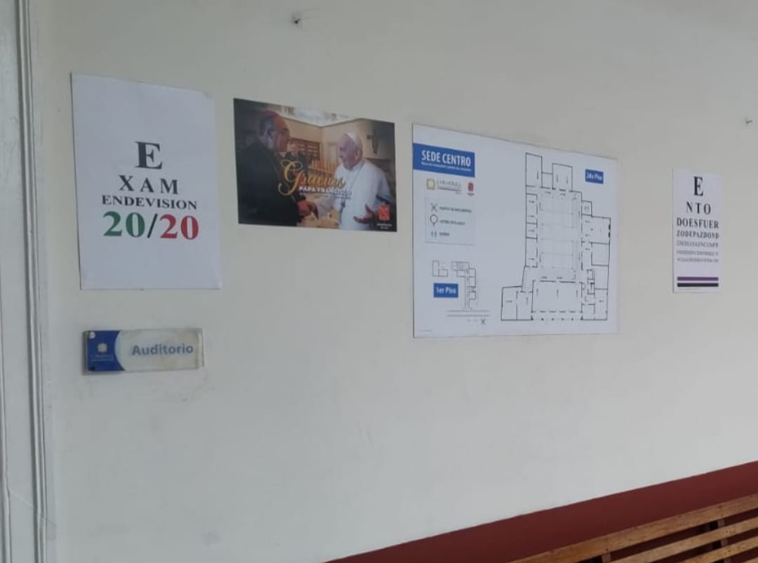 AlternativaPaz's tweet photo. Museo Experimental Memorias del Lili , llega a la sede Centro de UNICATOLICA, con un homenaje Póstumo al PAPA Francisco con la Obra Visión 20/20 de la Artista y Comunicadora Mónica Savdié, que en su obra recoge testimonios del PAPA en su visita a Colombia. https://t.co/O1IztmyLZU