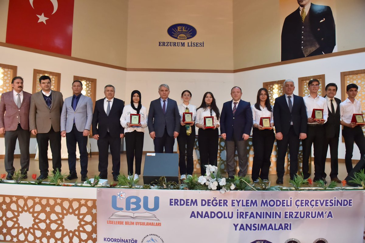 Erzurum_Mem's tweet photo. 📌Bakanlığımız Ortaöğretim Genel Müdürlüğü tarafından hayata geçirilen “Liselerde Bilim Uygulamaları” projesi kapsamında, Erzurum Anadolu Lisesi koordinatörlüğünde gerçekleştirilen “Türkiye Yüzyılı Maarif Modeli Erdem Değer Eylem Çerçevesinde Anadolu İrfanının Erzurum’a Yansımaları” konulu sempozyum İl Millî Eğitim Müdürümüz Sayın Yakup Yıldız, İl Millî Eğitim Müdür Yardımcısı İsmail Yeşilyurt, Yakutiye İlçe Millî Eğitim Müdürü Abdurrahman Gazioğlu, okul müdürleri, öğretmen ve öğrencilerin katılımlarıyla Erzurum Lisesi Kültür Merkezi'nde gerçekleştirildi. 

@tcmeb @meb_ogm @ErzurumValiligi @miamustafacftci @yakupyildiz024