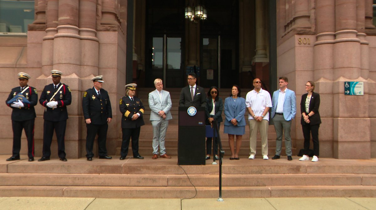 CitiCable's tweet image. Watch the @CincyPD Police Memorial Flag Raising Ceremony, followed by the Memorial Ceremony at Fountain Square and District 1 HQ. Honoring those who made the ultimate sacrifice.

Flag Raising: archive.org/details/police…

Memorial: archive.org/details/police…