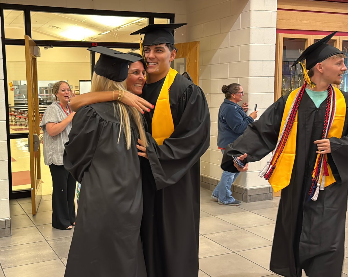 MHSCards1's tweet image. Scenes from Thursday&apos;s Senior Walk.  Lots of memories flooding back; many tears shed. More photos on the Mayfield High School Facebook page.  #CO2025 #CardinalPride