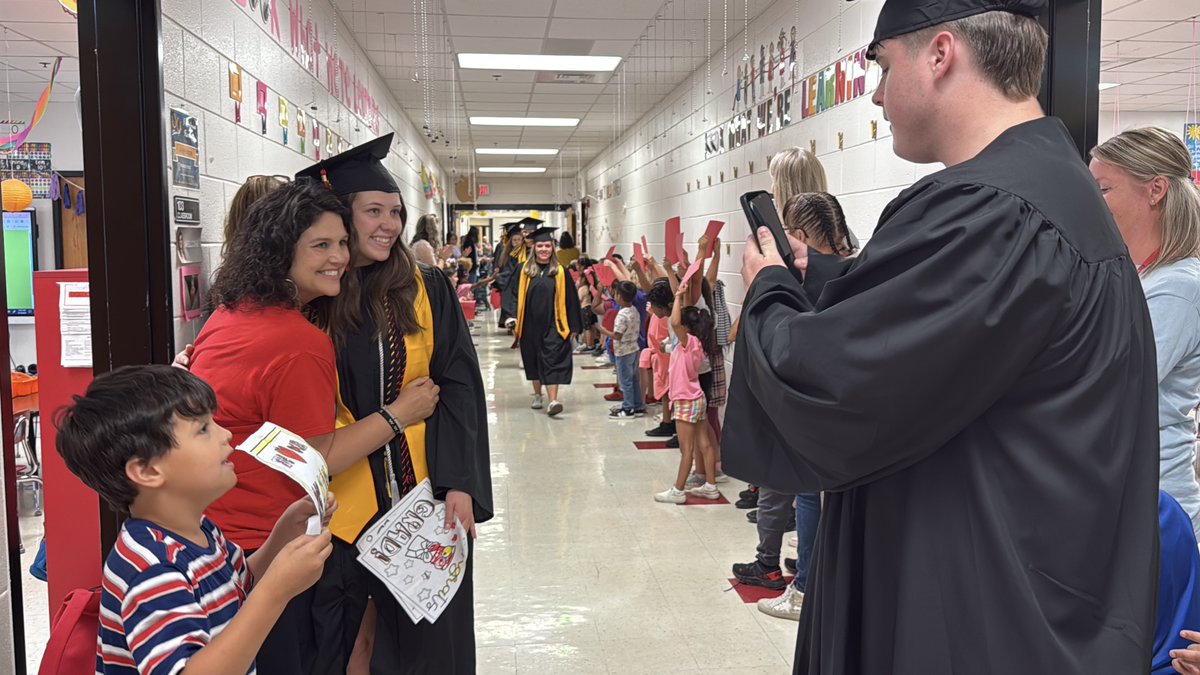 MHSCards1's tweet image. Scenes from Thursday&apos;s Senior Walk.  Lots of memories flooding back; many tears shed. More photos on the Mayfield High School Facebook page.  #CO2025 #CardinalPride