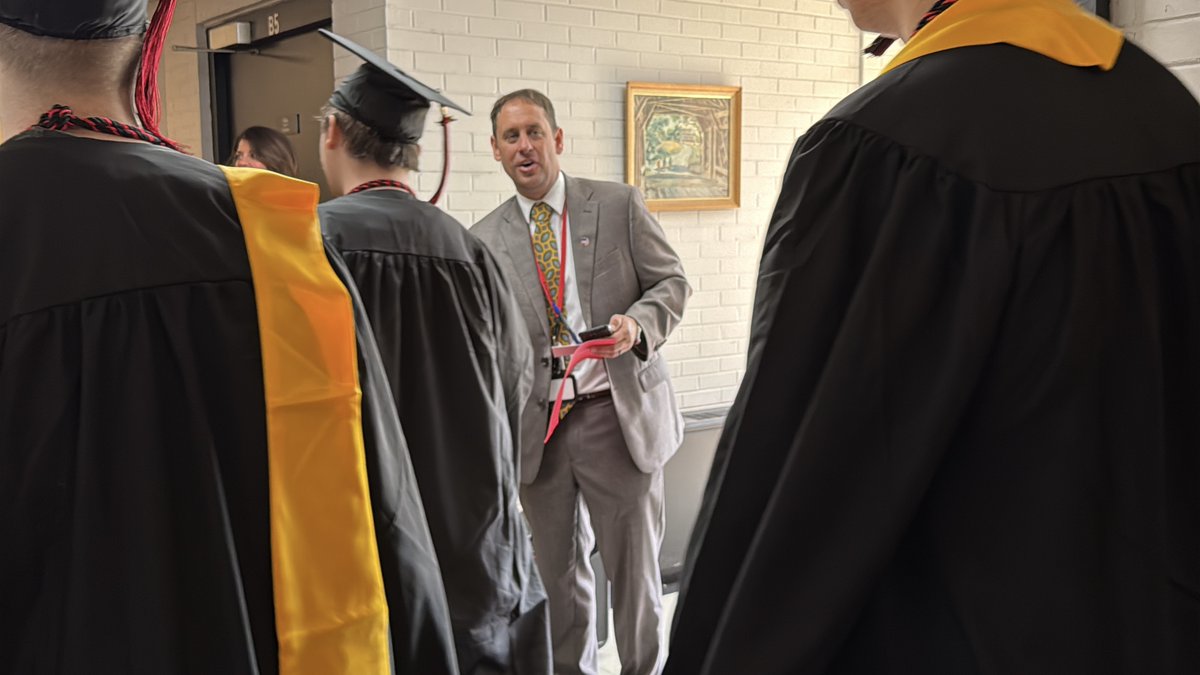 MHSCards1's tweet image. Scenes from Thursday&apos;s Senior Walk.  Lots of memories flooding back; many tears shed. More photos on the Mayfield High School Facebook page.  #CO2025 #CardinalPride