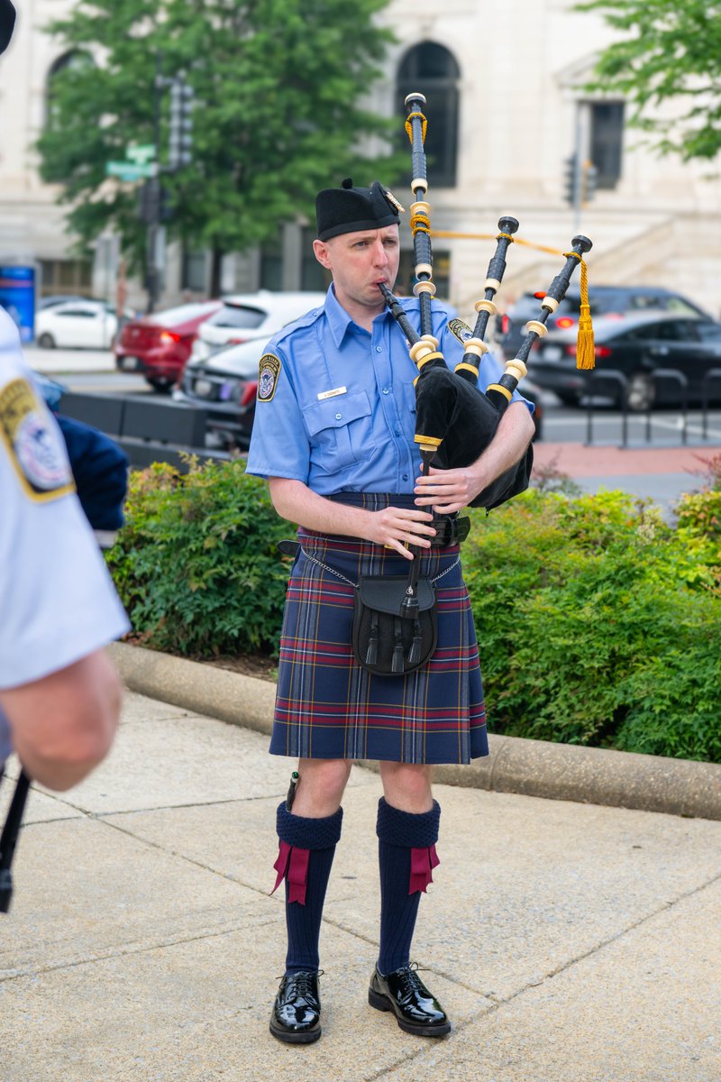 ERONewYork's tweet image. ERO New York City’s Honor Guard and Office of the Principal Legal Advisor participated in a Police Week ceremony at ICE HQ to honor those who have lost their lives in service to their communities and the United States.