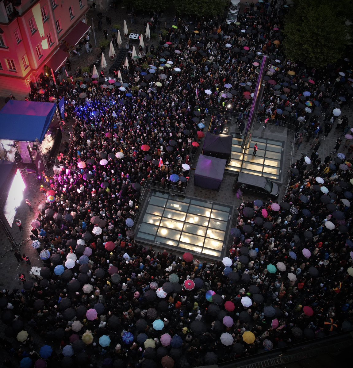 Budzi się Polska.

Polska solidarności, a nie egoizmu. Polska wolna i ambitna. Polska z atomu, krzemu i stali – a nie z dykty i POPiSu.

W niedzielę proszę o Wasz głos!