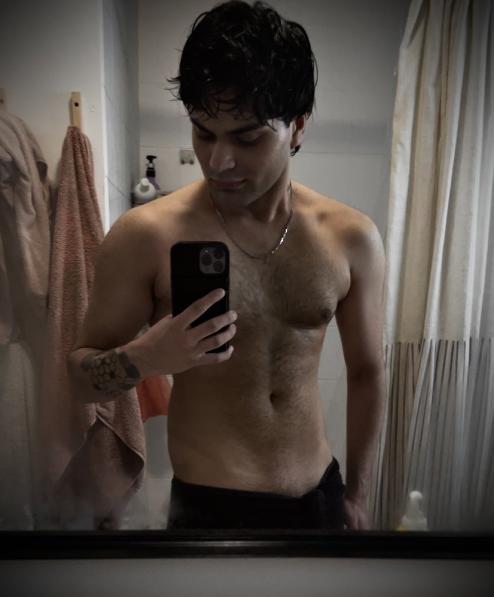 samstwtacc's tweet photo. out of the shower🖤 https://t.co/A4A1wRMad6